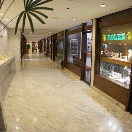 Eurobuilding Hotel & Suites Каракас Экстерьер фото The interior of the shopping mall