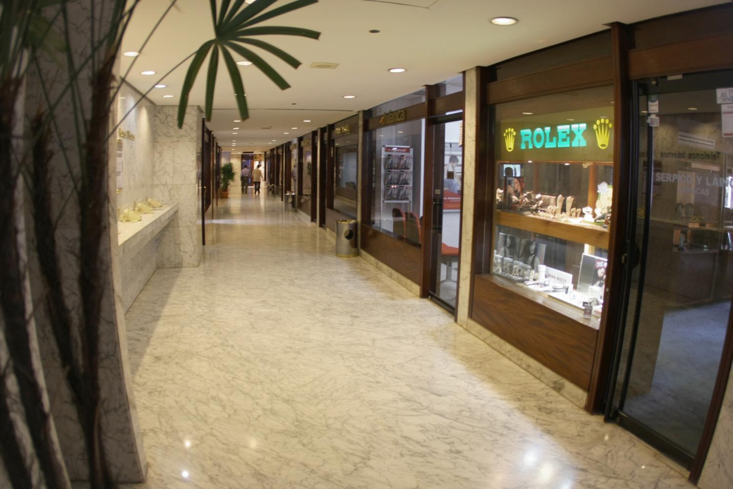 Eurobuilding Hotel & Suites Каракас Экстерьер фото The interior of the shopping mall